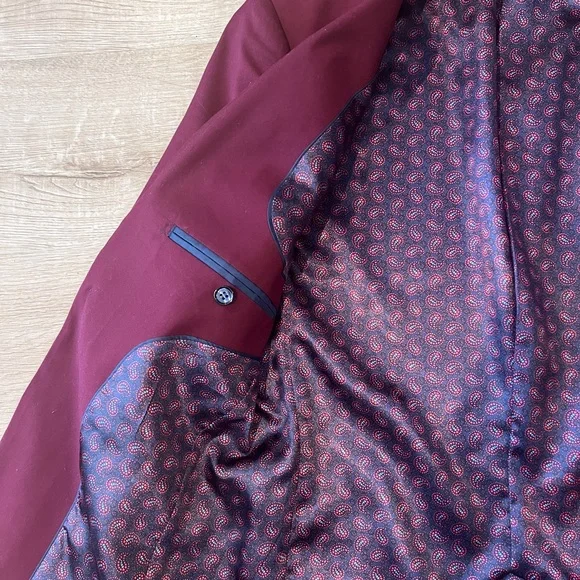 Luxurious Red Suit with Notched Lapel and Textured Fabric - Picture 8 of 10